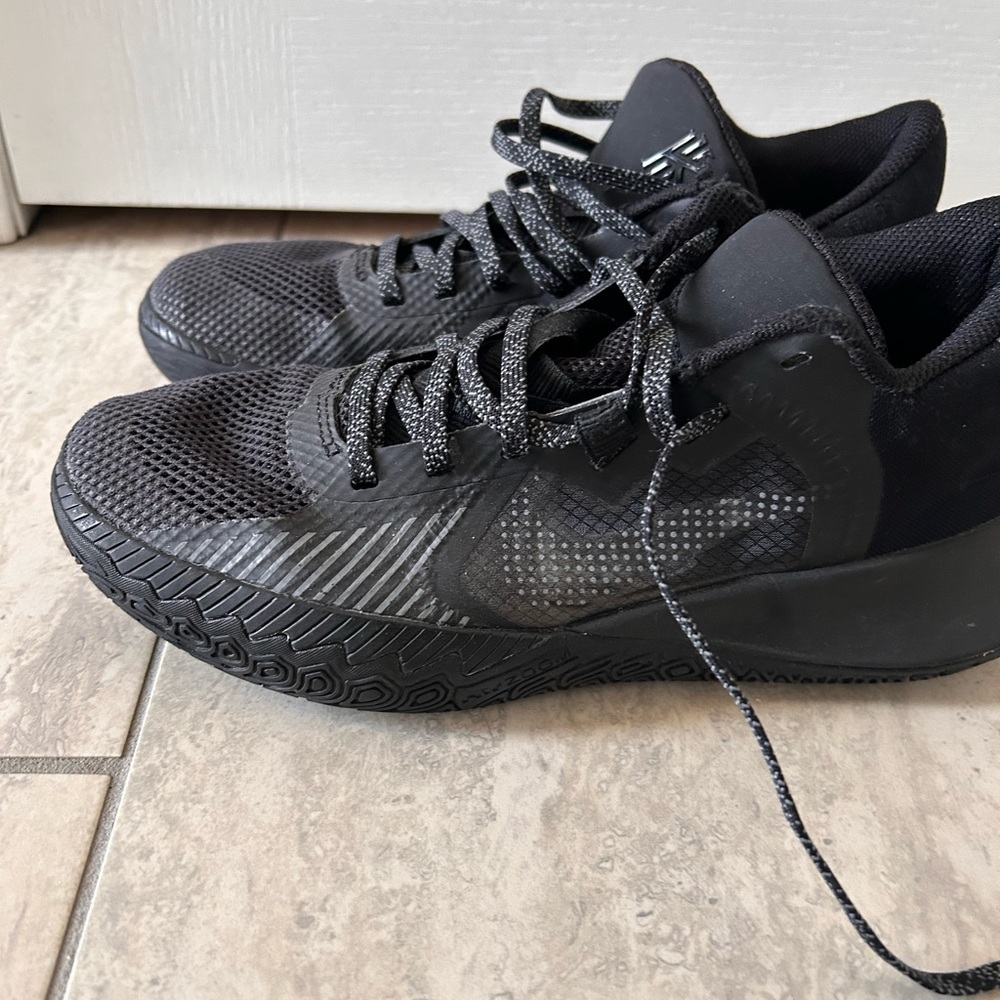Men’s Nike Kyrie Flytrap Sz US 8